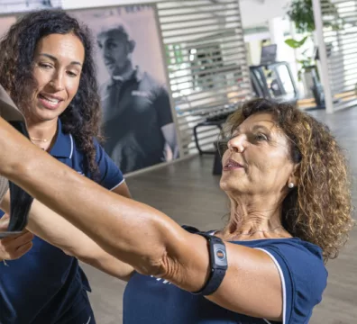 personal trainer guida nell'esecuzione dell'esercizio