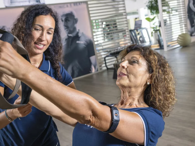 personal trainer guida nell'esecuzione dell'esercizio