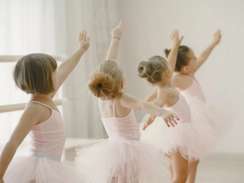 bambine in movimento ballano
