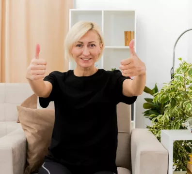 donna over 50 si allena a casa dal divano ed è felice