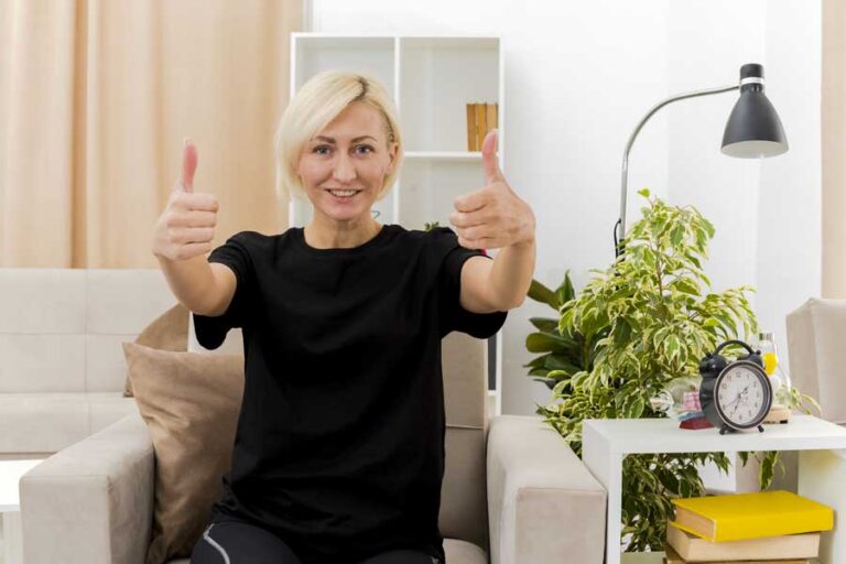 donna over 50 si allena a casa dal divano ed è felice