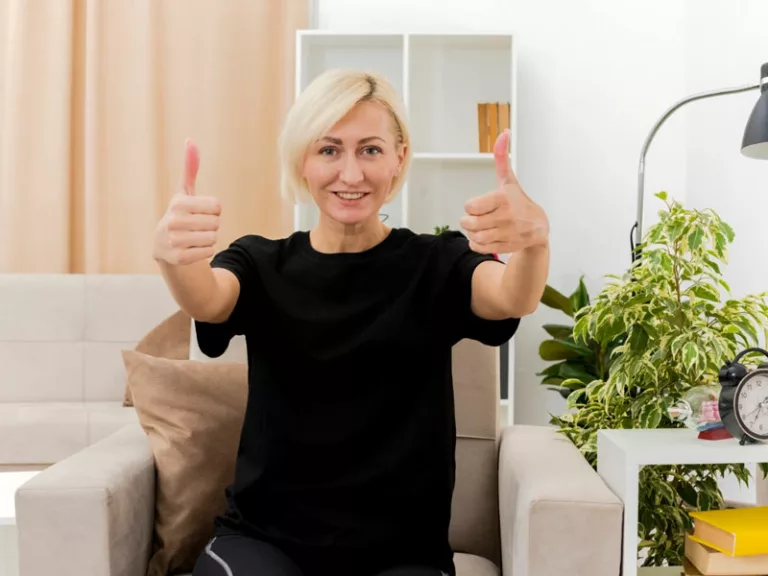 donna over 50 si allena a casa dal divano ed è felice