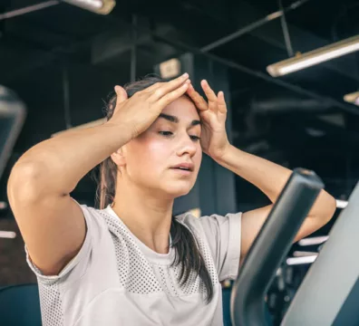 donna in palestra in difficoltà