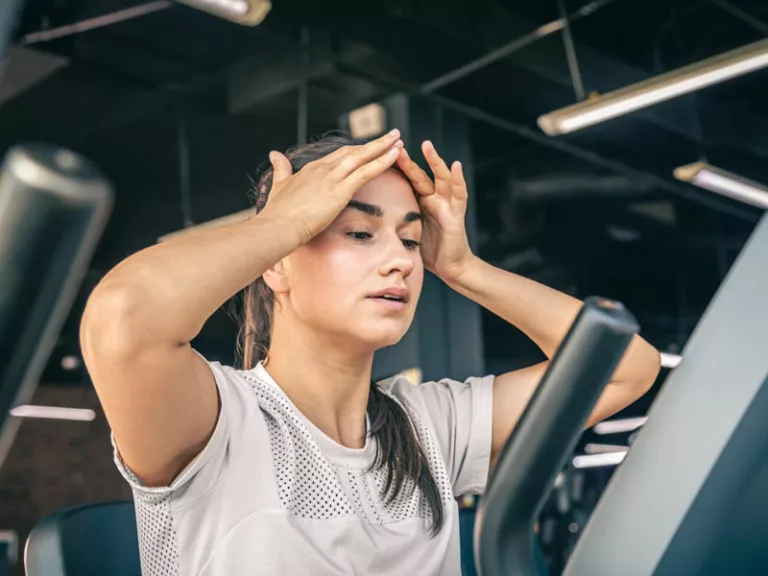 donna in palestra in difficoltà