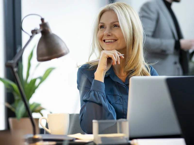 donna di buon umore sorridente in ufficio ed è riposata
