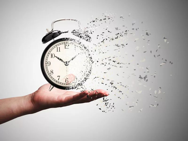 orologio che si sgretola simbolo del tempo che passa