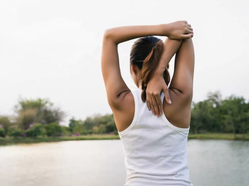 donna fa esercizi di mobilità per smuovere dolcemente le spalle