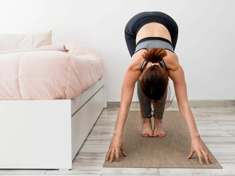 donna fa esercizi di mobilità appena sveglia