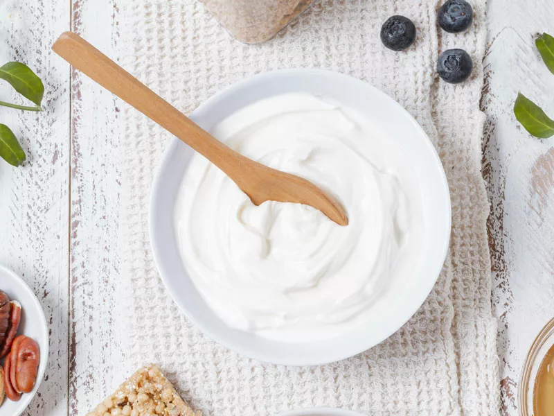 ciotola di yogurt bianco con cucchiaio ideale per una colazione o spuntino 