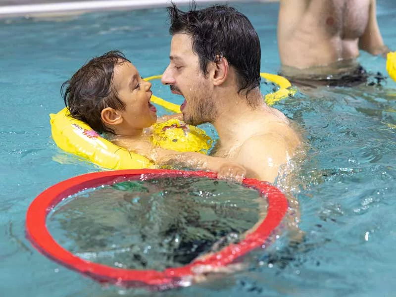 bambino fa il corso di acquaticità in piscina a Padova insieme al papà 