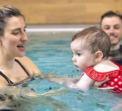neonata fa un corso di acquaticità in pisicna con la mamma seguiti da un personal trainer