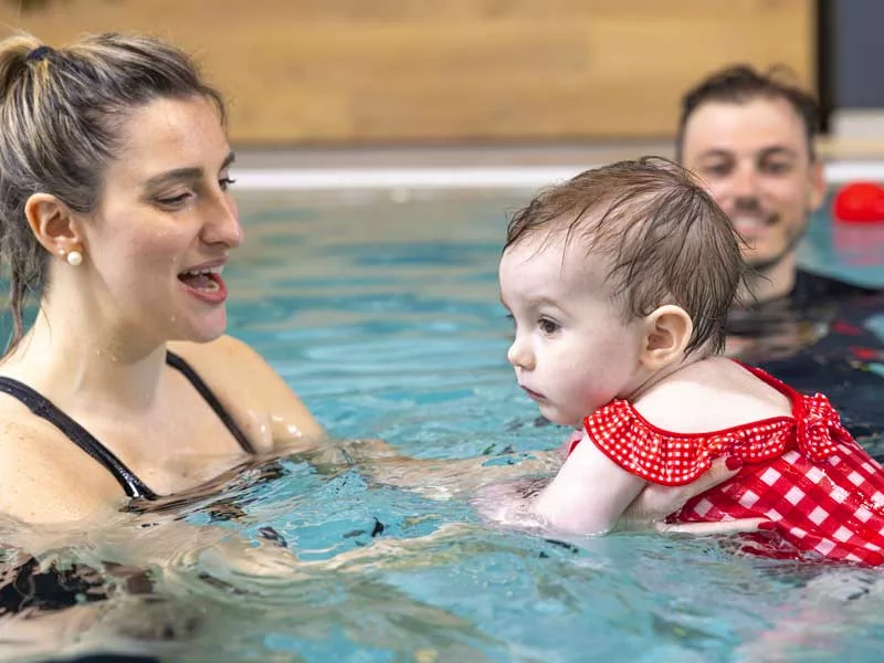 neonata fa un corso di acquaticità in pisicna con la mamma seguiti da un personal trainer