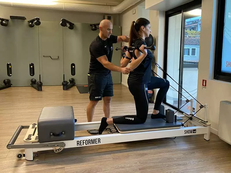 donna si allena e fa esercizi posturali con il reformer 