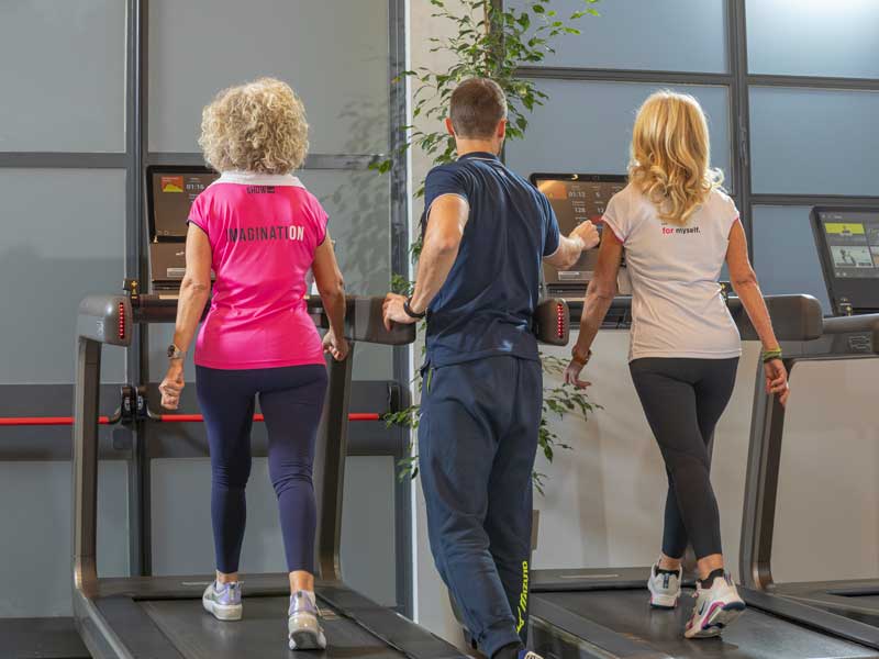 personal trainer guida allenamento di gruppo impostando parametri personalizzati 