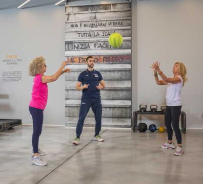 donne sono felici di allenarsi. Stanno facendo un allenamento di fiato e forza seguite da un personal trainer