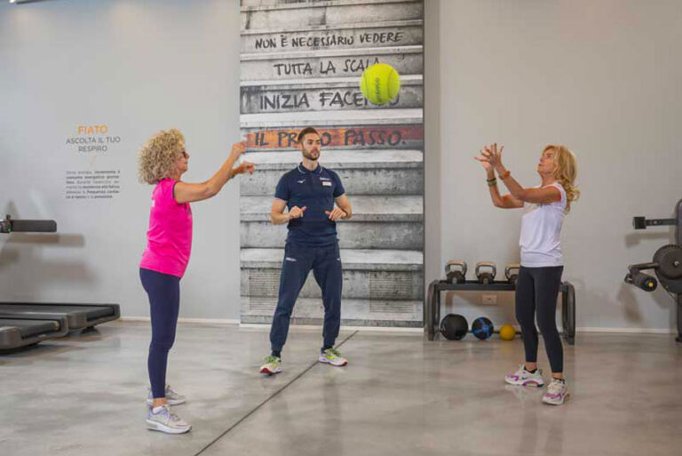 donne sono felici di allenarsi. Stanno facendo un allenamento di fiato e forza seguite da un personal trainer