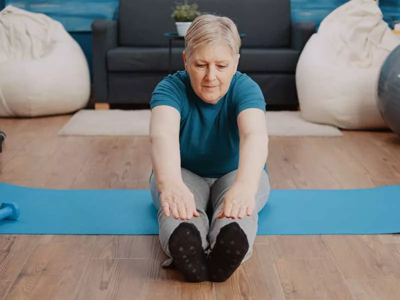 donna si allena e fa ginnastica della terza età