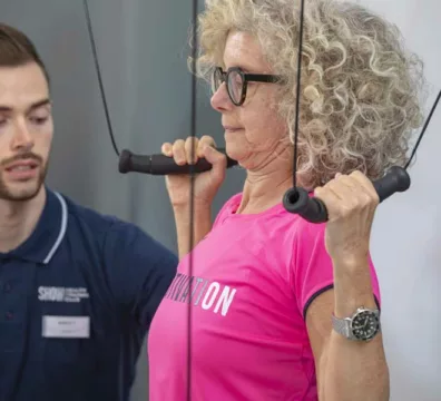 donna allena le braccia e fa ginnastica dolce a Padova seguita da un personal trainer