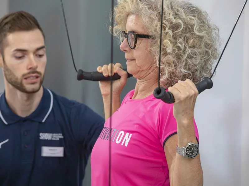 donna allena le braccia e fa ginnastica dolce a Padova seguita da un personal trainer