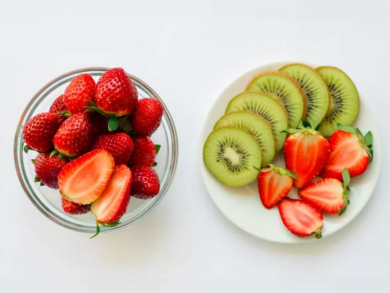 kiwi e fragole tagliati a pezzi, sono alimenti ricchi di vitamina c