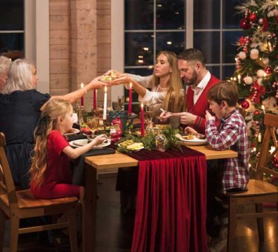 famiglia riunita a tavola a mangiare per natale