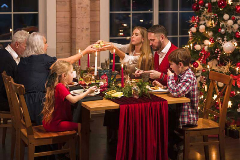 famiglia riunita a tavola a mangiare per natale