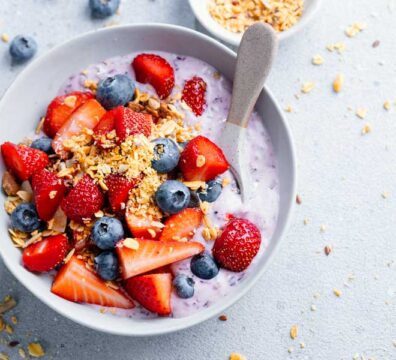 porridge con fiocchi d'avena, yogurt e frutta fresca
