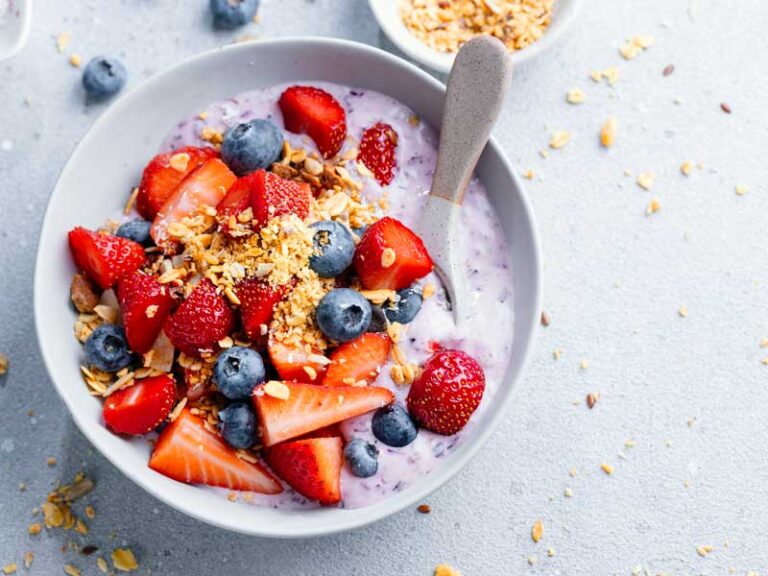 porridge con fiocchi d'avena, yogurt e frutta fresca