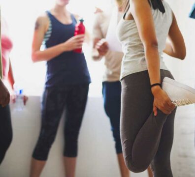 gruppo di persone che parlano prima della loro lezione di group training