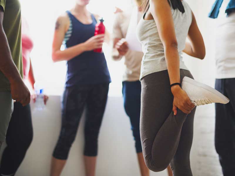 gruppo di persone che parlano prima della loro lezione di group training