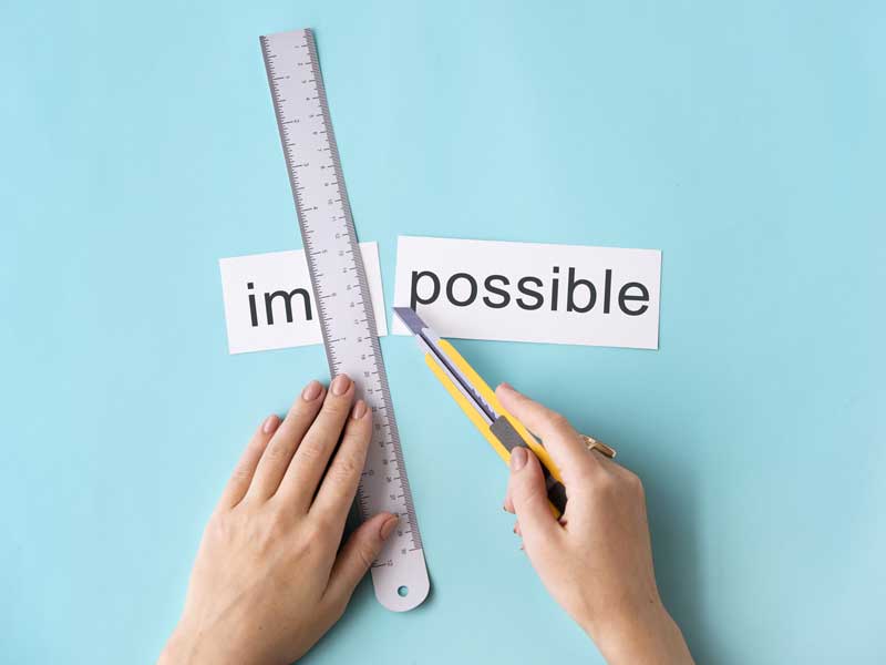 taglierino che taglia una parola ed esce la parola possibile