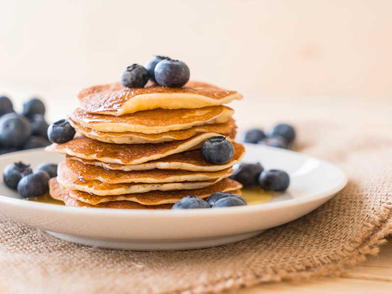 idea di colazione fitness una pila di pancake proteici con mirtilli freschi