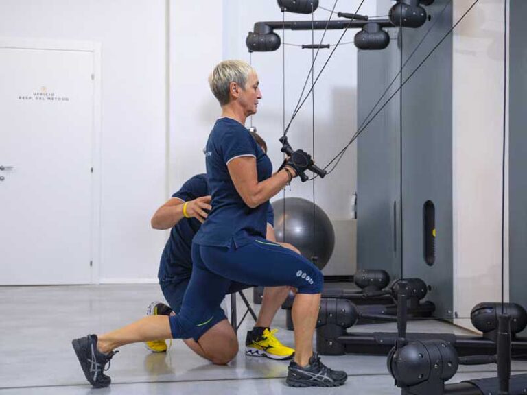 donna di 40 anni si allena in gruppo esegue un allenemento efficace e motivante seguita da un trainer esperto