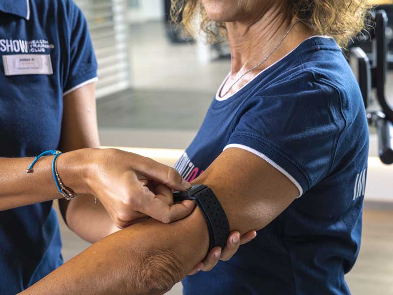 donna usa il cardiofrequenzimetro per monitorare i suoi allenamenti 