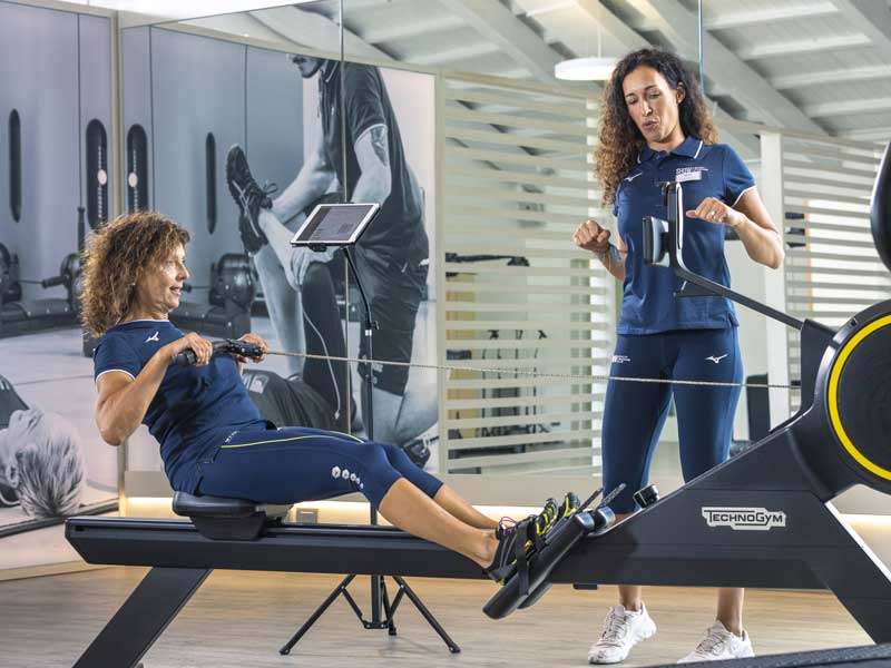 donna fa un allenamento di fiato seguita in palestra da personal trainer così non perde la motivazione 