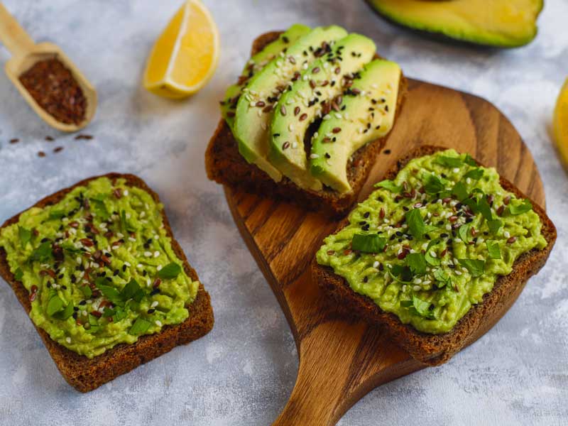 avocado tost con pane integrale e semi di lino 