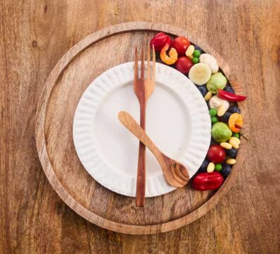 orologio che ha forchetta e cucchiaio al posto delle lancette. Indica che solo in una parte della giornata si mangia mentre per una altra parte si digiuna