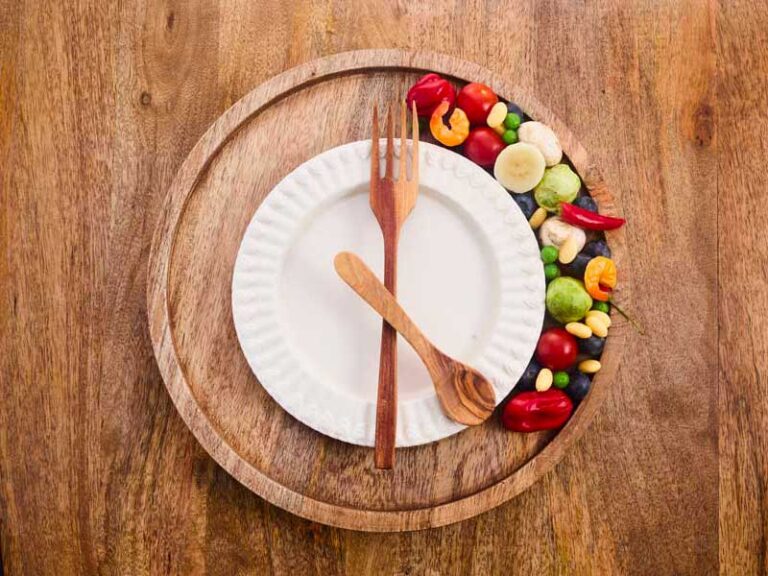 orologio che ha forchetta e cucchiaio al posto delle lancette. Indica che solo in una parte della giornata si mangia mentre per una altra parte si digiuna