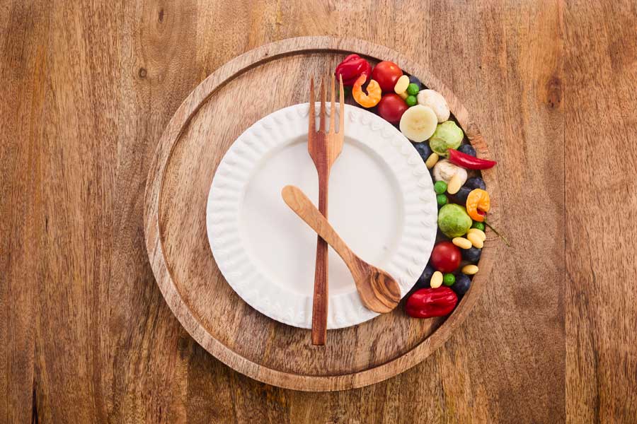 orologio che ha forchetta e cucchiaio al posto delle lancette. Indica che solo in una parte della giornata si mangia mentre per una altra parte si digiuna