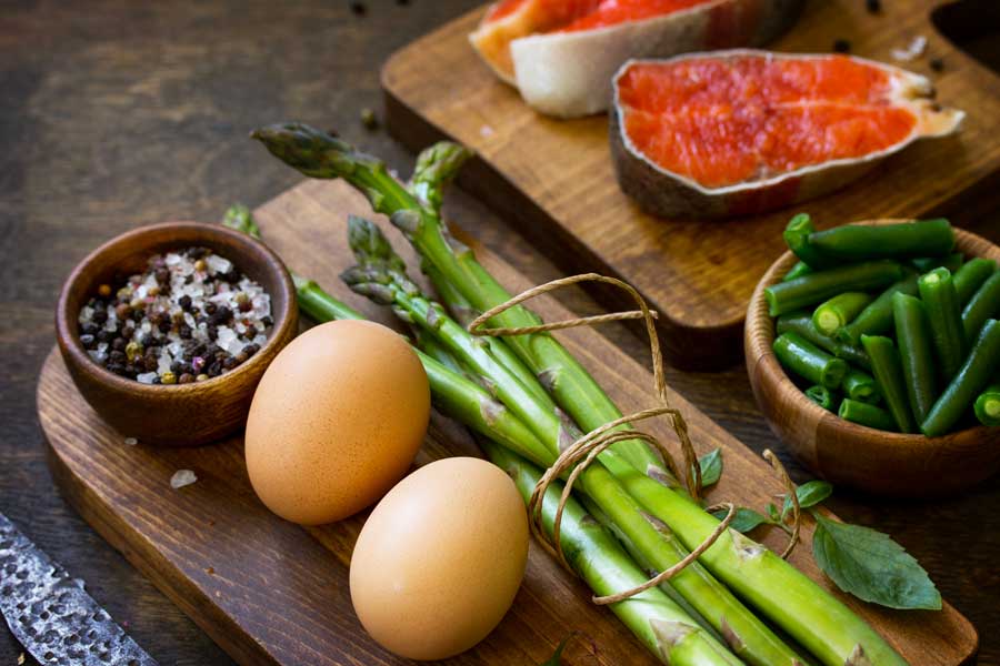 uova, salmone, verdura, fagioli. sono cibi di qualità che contribuiscono a controllare il peso.