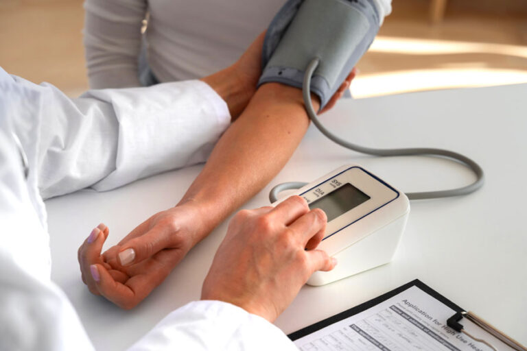 medico misura la pressione al paziente per controllare se ha la pressione alta