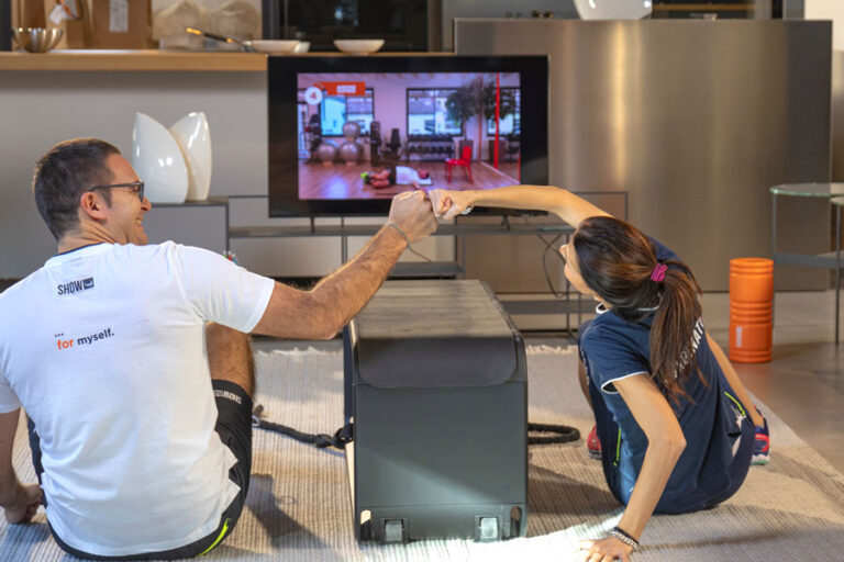 Un uomo e una donna si danno il pugno per celebrare il completamento del loro allenamento di coppia dimagrante