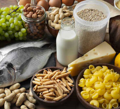 Alimenti tipici della dieta mediterranea come pesce azzurro, cereali, uova, formaggio e latte.