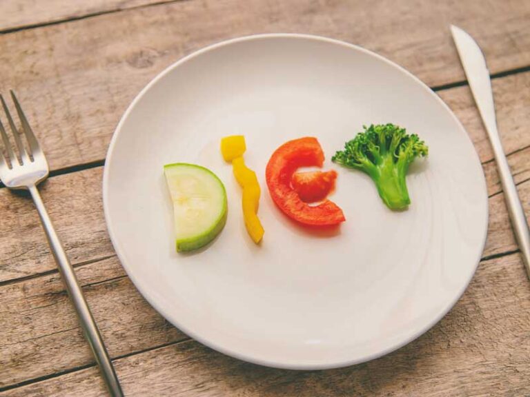 piatto bianco con verdure che scrivono la parola dieta