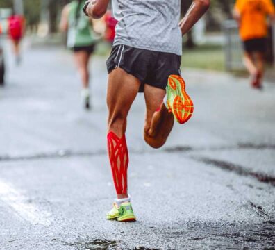 gambe di un uomo che corre sull'asfalto