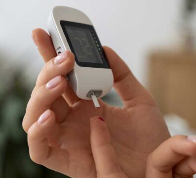 Puntura sul dito con dispositivo per misurare il livello di glicemia nel sangue."