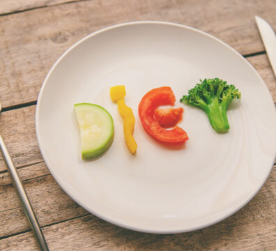 piatto bianco con verdure che scrivono la parola dieta