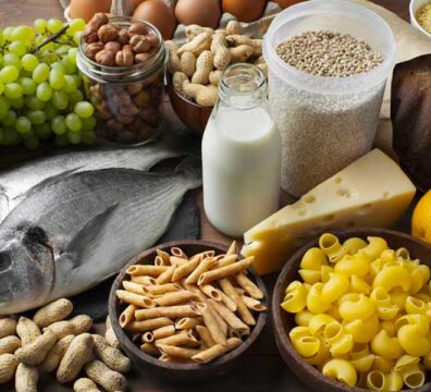 Alimenti tipici della dieta mediterranea come pesce azzurro, cereali, uova, formaggio e latte.