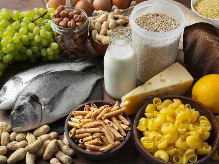 Alimenti tipici della dieta mediterranea come pesce azzurro, cereali, uova, formaggio e latte.