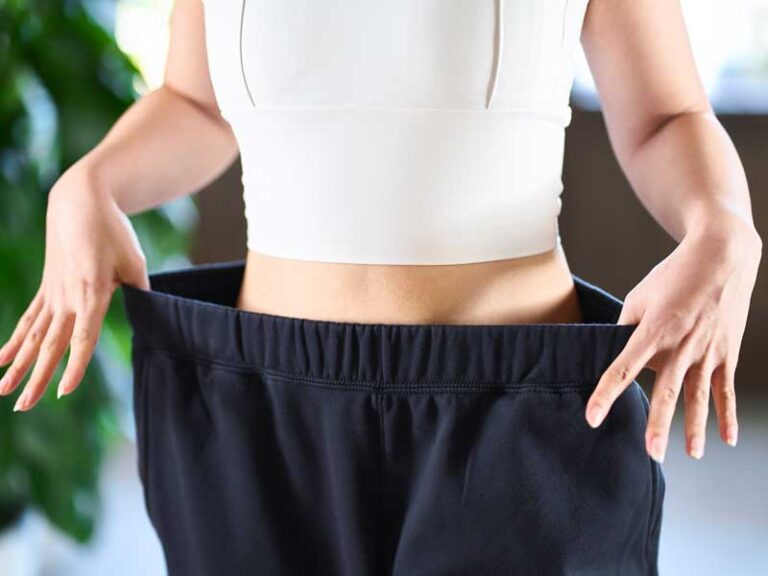 donna di tiene i pantaloni e si vede che ha perso dei kg